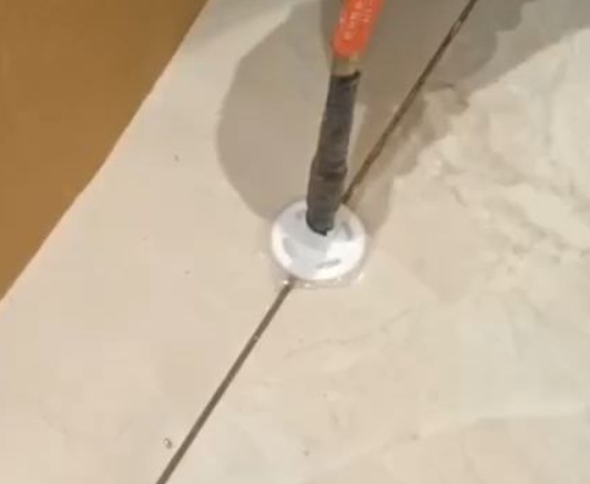 梧州瓷砖空鼓维修公司专业解答瓷砖在铺贴过程中，如果没有涂抹均匀到位的粘结材料（如水泥砂浆或瓷砖胶），可能会导致以下问题