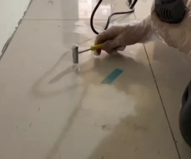 梧州瓷砖开裂维修公司专业分享瓷砖在铺贴前如果没有沥干水分，将会导致以下问题